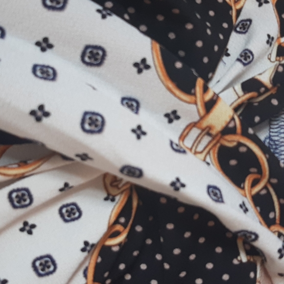 Chain Design Twist Hem - Picture 2 of 7